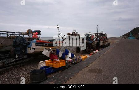 Kleine kommerzielle Fischerboote am Strand von Cromer, Norfolk, Großbritannien Stockfoto
