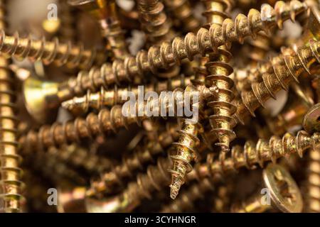 Textur eines Haufens Holzschrauben, Vollbild-Makro Stockfoto