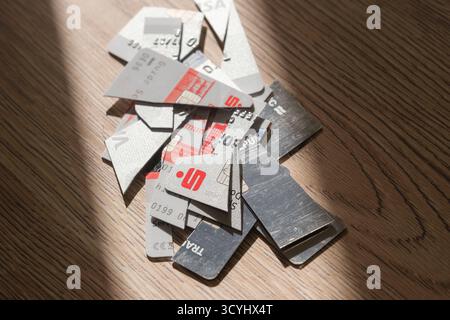 Eine abgelaufene EC-Karte der Sparkasse war vor dem Entsorgen zerschnitten, um die darauf gespeicherten Daten unbrauchbar zu machen. *** Eine abgelaufene Sparkasse-Debitkarte wurde vor ihrer Entsorgung zerschnitten, um die darauf gespeicherten Daten unbrauchbar zu machen. Nordrhein-Westfalen Deutschland, Deutschland GMS19791 Stockfoto