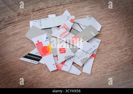 Eine abgelaufene EC-Karte der Sparkasse war vor dem Entsorgen zerschnitten, um die darauf gespeicherten Daten unbrauchbar zu machen. *** Eine abgelaufene Sparkasse-Debitkarte wurde vor ihrer Entsorgung zerschnitten, um die darauf gespeicherten Daten unbrauchbar zu machen. Nordrhein-Westfalen Deutschland, Deutschland GMS19794 Stockfoto