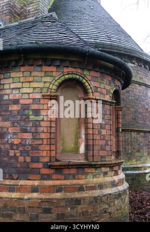 Viktorianische Backsteinarchitektur mit reich verzierten Bogengängen und Schieferdach Stockfoto