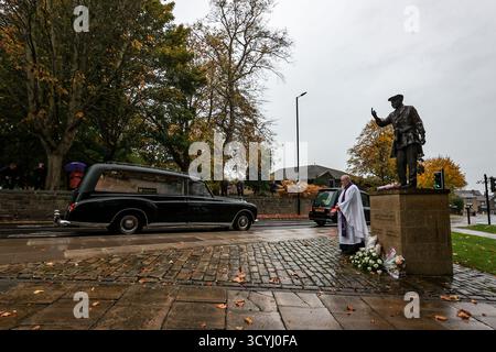 Barnsley, Großbritannien. Oktober 2025. Der Leichenwagen von Harold Dennis „Dickie“ Bird OBE kommt am 19. Oktober 2025 an seiner Statue vor der St. Mary's Church in Barnsley, Großbritannien, am 19. Oktober 2025 (Foto: Alfie Cosgrove/News Images) in Barnsley, Großbritannien. (Foto: Alfie Cosgrove/News Images/SIPA USA) Credit: SIPA USA/Alamy Live News Stockfoto