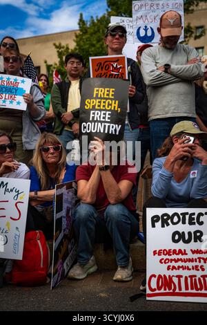Washington, USA. Oktober 2025. Tausende Demonstranten marschierten am 18. Oktober 2025 im Rahmen der landesweiten „No Kings“-Proteste durch Washington, DC. (Foto: Emily Alff/SIPA USA) Credit: SIPA USA/Alamy Live News Stockfoto
