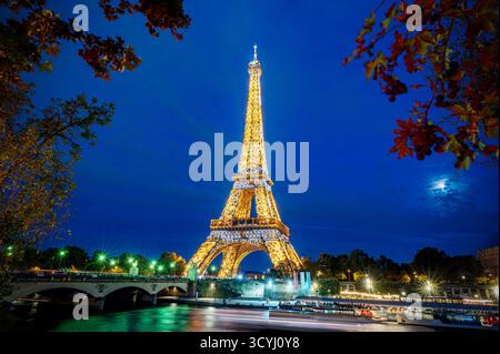 Der Eiffelturm ist ein schmiedeeiserner Gitterturm auf dem Champ de Mars in Paris, Frankreich. Es ist nach dem Ingenieur Gustave Eiffel benannt. Stockfoto