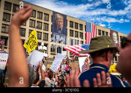 Washington, USA. Oktober 2025. Tausende Demonstranten marschierten am 18. Oktober 2025 im Rahmen der landesweiten „No Kings“-Proteste durch Washington, DC. (Foto: Emily Alff/SIPA USA) Credit: SIPA USA/Alamy Live News Stockfoto
