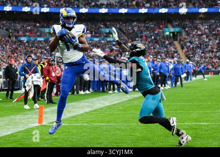 Wembley Stadium, London, Großbritannien. Oktober 2025. NFL UK Football, Los Angeles Rams gegen Jacksonville Jaguars; Los Angeles Rams Wide Receiver Davante Adams holt einen Pass und erzielt einen Touchdown für 14-0 Credit: Action Plus Sports/Alamy Live News Stockfoto