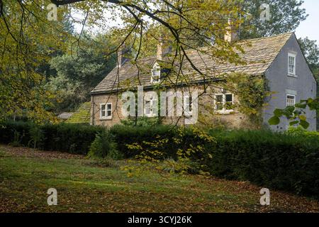 Traditionelles Steinhaus umgeben von Herbstbäumen in Wentworth, South Yorkshire, England. Stockfoto