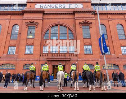 Polizeibeamte zu Pferd, im Ibrox Football Stadion, dem Heimstadion des Rangers FC, Glasgow, Schottland, Großbritannien Stockfoto
