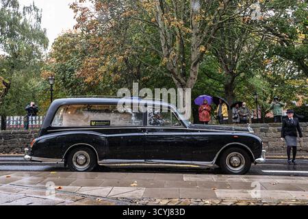 Barnsley, Großbritannien. Oktober 2025. Der Leichenwagen von Harold Dennis „Dickie“ Bird OBE kommt am 19. Oktober 2025 an seiner Statue vor der St. Mary's Church in Barnsley, Großbritannien, am 19. Oktober 2025 (Foto: Alfie Cosgrove/News Images) in Barnsley, Großbritannien. (Foto: Alfie Cosgrove/News Images/SIPA USA) Credit: SIPA USA/Alamy Live News Stockfoto