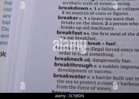 Englische Definition Wörterbuch Seite Nahaufnahme des gedruckten Wortes von -Break-in Stockfoto