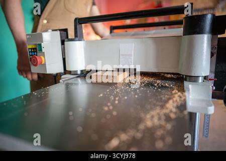 Erfahrener Handwerker, der mit Holz an Hobeldickengelenken arbeitet, Möbelmaterialien vorbereitet Stockfoto