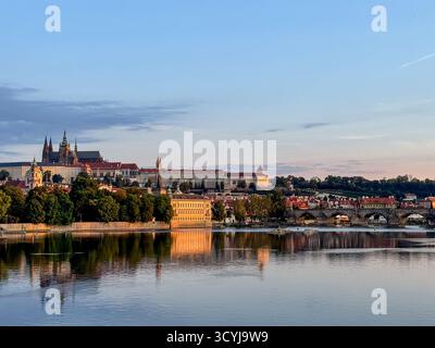 Ruhiger abendlicher Blick über die Moldau in Richtung historischer Türme und Dächer des Zentrums von Prag, Tschechische Republik. Stockfoto