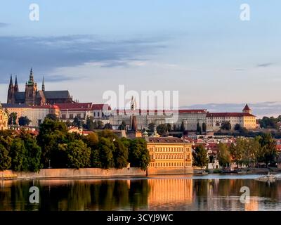 Ruhiger abendlicher Blick über die Moldau in Richtung historischer Türme und Dächer des Zentrums von Prag, Tschechische Republik. Stockfoto