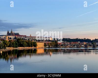 Ruhiger abendlicher Blick über die Moldau in Richtung historischer Türme und Dächer des Zentrums von Prag, Tschechische Republik. Stockfoto