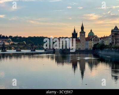 Ruhiger abendlicher Blick über die Moldau in Richtung historischer Türme und Dächer des Zentrums von Prag, Tschechische Republik. Stockfoto