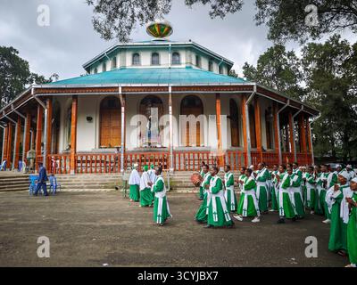 Addis Abeba, Äthiopien - 24. August 2025: Gläubige gehen singend vor der Tekle Himanot Kirche in Addis Abeba auf Äthiopien Stockfoto