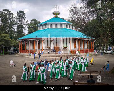 Addis Abeba, Äthiopien - 24. August 2025: Gläubige gehen singend vor der Tekle Himanot Kirche in Addis Abeba auf Äthiopien Stockfoto