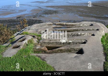 Felsgräber und Kreuzpfosten in der St. Patrick's Chapel, Heysham Lancashire, Großbritannien Stockfoto