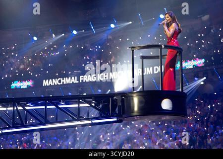 Andrea Berg in der TV-Show Schlagerbooom 2025 - alles funkelt alles glitzert in der Westfalenhalle. Dortmund, 18.10.2025 *** Andrea Berg in der Fernsehsendung Schlagerbooom 2025 alles glitzert in der Westfalenhalle Dortmund, 18 10 2025 Foto:XA.xRaemyx/xFuturexImagex schlagerboom2025 5334 Stockfoto