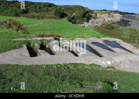 Felsgräber und Kreuzpfosten in der St. Patrick's Chapel, Heysham Lancashire, Großbritannien Stockfoto