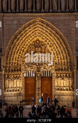 Paris, Frankreich - 10 15 2025: Notre-Dame de Paris. Panoramablick auf den Vorplatz mit vielen Menschen, Touristen warten draußen auf Besuch und die Fassade o Stockfoto