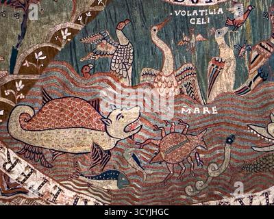 Ein Detail aus dem außergewöhnlichen 11c Schöpfungsteppich in der Kathedrale von Santa Maria in Girona, Spanien, das die Schöpfung des Lebens im Meer zeigt Stockfoto
