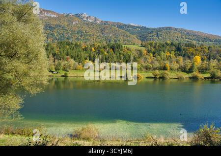 Seen ' Iles de Chéran' in den französischen alpen in Savoie Stockfoto
