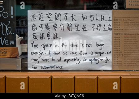 Handschriftlicher Hinweis auf Chinesisch und Englisch im Fenster eines chinesischen Cafés in Newington, Edinburgh, Schottland, Großbritannien. Stockfoto