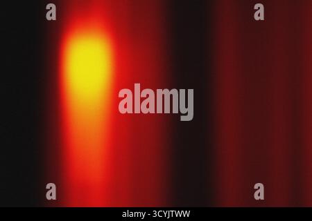 Roter Lichteffekt auf schwarzem Hintergrund. Abstraktes Hintergrundbild. Analoger Filmeffekt. Unscharfe Unschärfe. Lo-fi-Effekt Stockfoto