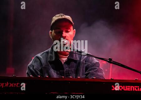 Kopenhagen, Dänemark. Oktober 2025. Der isländische Sänger, Musiker und Songwriter Asgeir gibt ein Live-Konzert im Poolen Copenhagen. Stockfoto