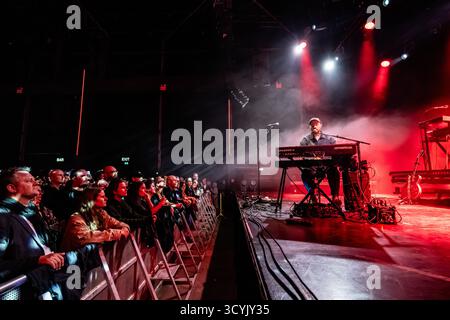 Kopenhagen, Dänemark. Oktober 2025. Der isländische Sänger, Musiker und Songwriter Asgeir gibt ein Live-Konzert im Poolen Copenhagen. Stockfoto
