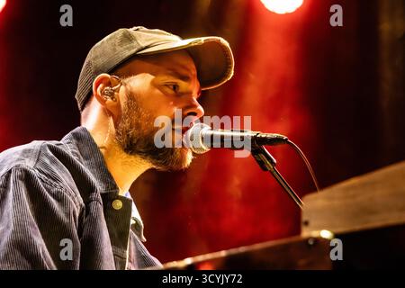 Kopenhagen, Dänemark. Oktober 2025. Der isländische Sänger, Musiker und Songwriter Asgeir gibt ein Live-Konzert im Poolen Copenhagen. Stockfoto