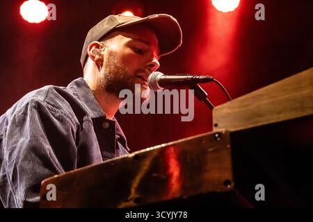 Kopenhagen, Dänemark. Oktober 2025. Der isländische Sänger, Musiker und Songwriter Asgeir gibt ein Live-Konzert im Poolen Copenhagen. Stockfoto