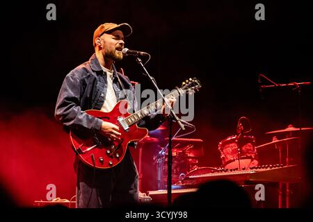 Kopenhagen, Dänemark. Oktober 2025. Der isländische Sänger, Musiker und Songwriter Asgeir gibt ein Live-Konzert im Poolen Copenhagen. Stockfoto