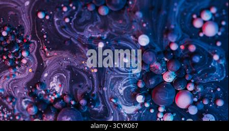 Farbspritzer. Glitzerblasen. Defokussierte lila blaue Farbe funkelnde runde Öltextur Mischung Acrylspritzer auf abstraktem Kunsthintergrund. Stockfoto