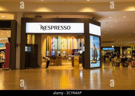 Nespresso Pop-up Store und Lounge-Bereich am Ben Gurion International Airport Terminal, Israel. 3. Oktober 2025 Stockfoto
