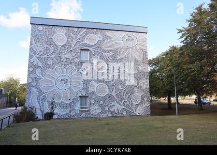 Auf der Whitehouse Street in Aberdeen ist sie eine Künstlerin, die von der polnischen Künstlerin NeSpoon gemalt wurde und 2023 Teil des Nuart Aberdeen Festivals war. Stockfoto