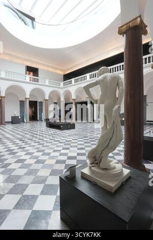 Die Aberdeen Art Gallery wurde 1884 in einem von Alexander Marshall Mackenzie entworfenen Gebäude gegründet und wurde 1905 mit einem Skulpturenfeld in Schottland, Großbritannien, errichtet Stockfoto
