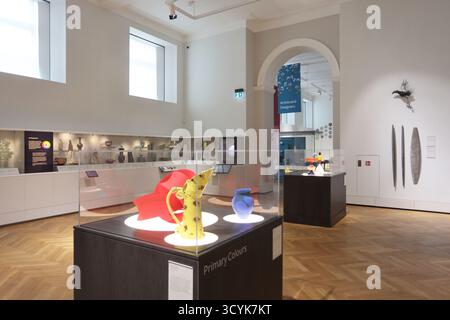 Die Aberdeen Art Gallery wurde 1884 in einem von Alexander Marshall Mackenzie entworfenen Gebäude gegründet und wurde 1905 mit einem Skulpturenfeld in Schottland, Großbritannien, errichtet Stockfoto