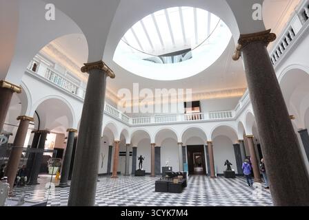 Die Aberdeen Art Gallery wurde 1884 in einem von Alexander Marshall Mackenzie entworfenen Gebäude gegründet und wurde 1905 mit einem Skulpturenfeld in Schottland, Großbritannien, errichtet Stockfoto