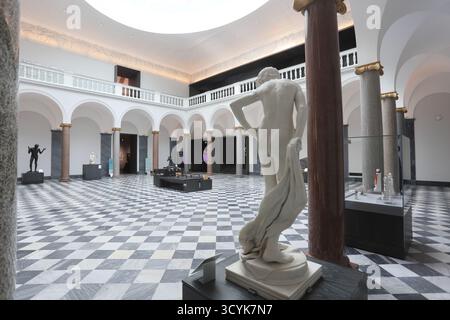 Die Aberdeen Art Gallery wurde 1884 in einem von Alexander Marshall Mackenzie entworfenen Gebäude gegründet und wurde 1905 mit einem Skulpturenfeld in Schottland, Großbritannien, errichtet Stockfoto