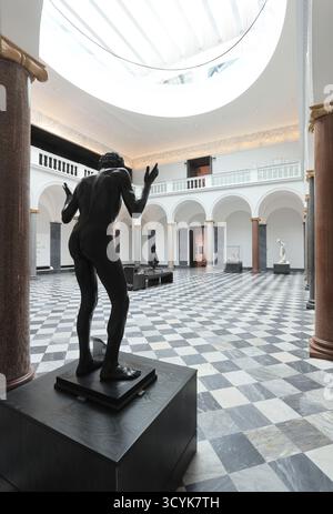 Die Aberdeen Art Gallery wurde 1884 in einem von Alexander Marshall Mackenzie entworfenen Gebäude gegründet und wurde 1905 mit einem Skulpturenfeld in Schottland, Großbritannien, errichtet Stockfoto