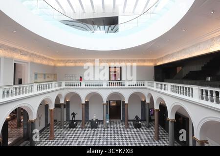 Die Aberdeen Art Gallery wurde 1884 in einem von Alexander Marshall Mackenzie entworfenen Gebäude gegründet und wurde 1905 mit einem Skulpturenfeld in Schottland, Großbritannien, errichtet Stockfoto