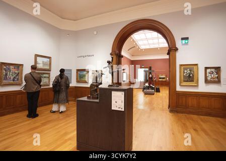 Die Aberdeen Art Gallery wurde 1884 in einem von Alexander Marshall Mackenzie entworfenen Gebäude gegründet und wurde 1905 mit einem Skulpturenfeld in Schottland, Großbritannien, errichtet Stockfoto