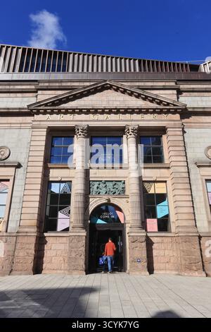 Die Aberdeen Art Gallery wurde 1884 in einem von Alexander Marshall Mackenzie entworfenen Gebäude gegründet und wurde 1905 mit einem Skulpturenfeld in Schottland, Großbritannien, errichtet Stockfoto
