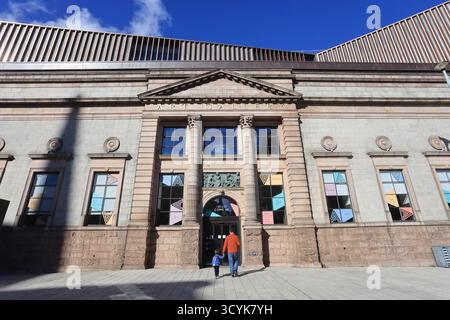 Die Aberdeen Art Gallery wurde 1884 in einem von Alexander Marshall Mackenzie entworfenen Gebäude gegründet und wurde 1905 mit einem Skulpturenfeld in Schottland, Großbritannien, errichtet Stockfoto
