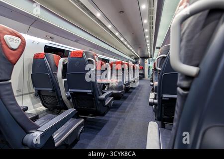 Innenraum eines modernen Personenzugwagens. Perspektivische Ansicht. Niemand. Stockfoto