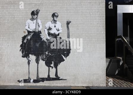 Cops auf Straußen montiert legendäre Street Art in Aberdeen, NE Schottland, Großbritannien. Stockfoto