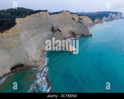 Dramatische Aussicht auf das Kap Drastis in Korfu, Griechenland, mit Blick auf die einzigartigen weißen Kalksteinklippen und das kristallklare türkisfarbene Wasser des Ionischen Stockfoto