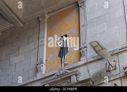 Street Art in Fenstern an der Union Street, Teil der pulsierenden Street Art Szene der Stadt, stark beeinflusst durch das jährliche Nuart Aberdeen Festival. Stockfoto